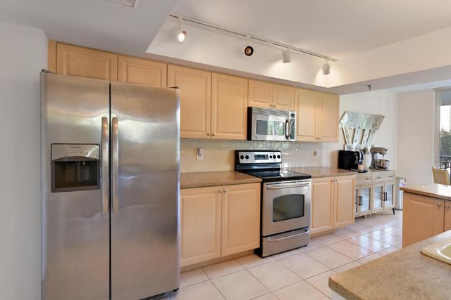 2427 Presidential Way 204, West Palm Beach, FL 33401