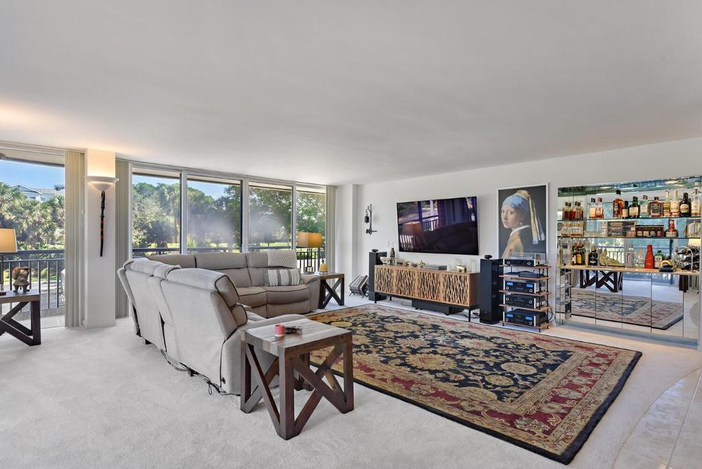 2427 Presidential Way 204, West Palm Beach, FL 33401