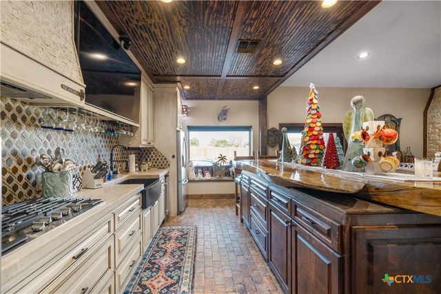 2796 Benbow Road, Inez, TX 77968