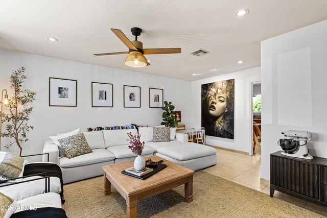 2814 E SIERRA Street, Phoenix, AZ 85028