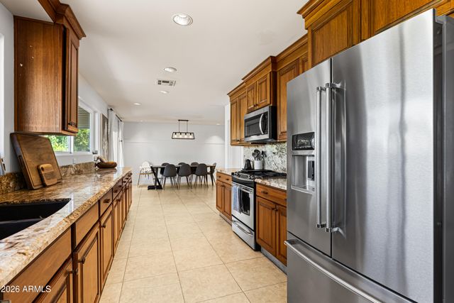 2814 E SIERRA Street, Phoenix, AZ 85028