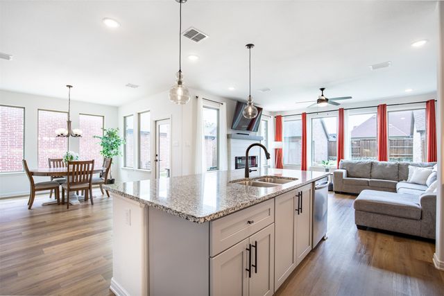 1917 Temple, Van Alstyne, TX 75495