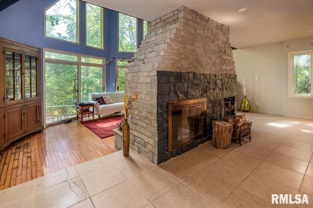 412 WAGON WHEEL Road, Carbondale, IL 62901