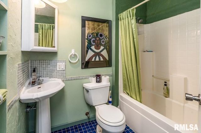 412 WAGON WHEEL Road, Carbondale, IL 62901