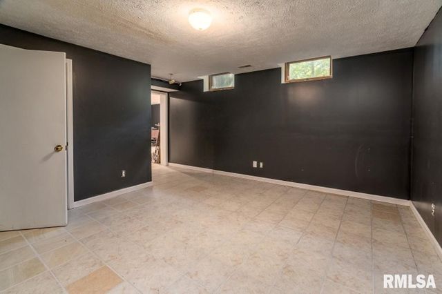 412 WAGON WHEEL Road, Carbondale, IL 62901