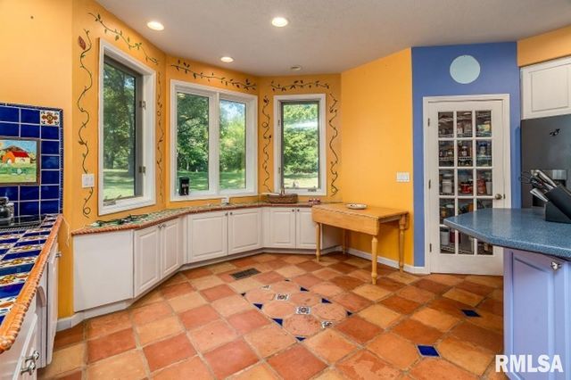 412 WAGON WHEEL Road, Carbondale, IL 62901