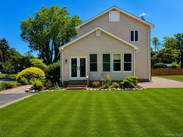 6 Roberts Lane, East Moriches, NY 11940