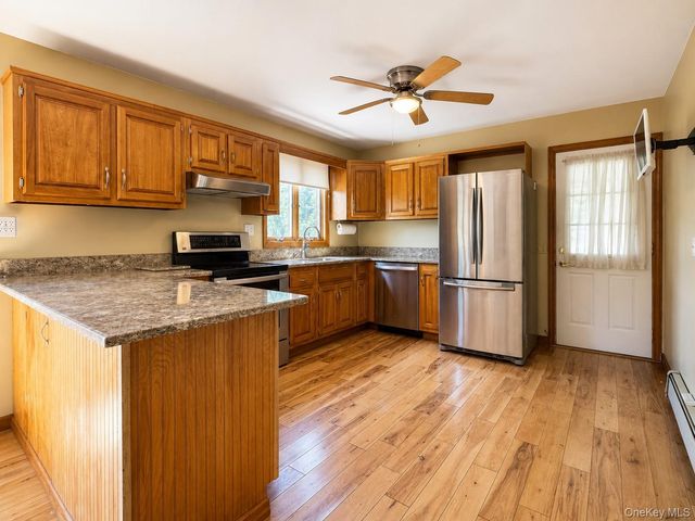 6 Roberts Lane, East Moriches, NY 11940