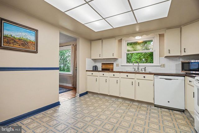 1811 AMITY DR, Lancaster, PA 17601