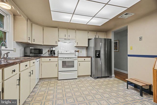 1811 AMITY DR, Lancaster, PA 17601
