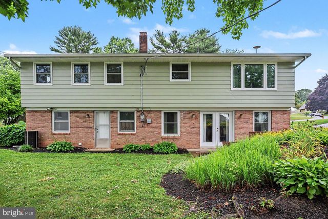1811 AMITY DR, Lancaster, PA 17601