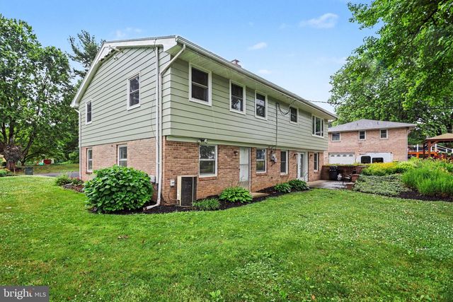 1811 AMITY DR, Lancaster, PA 17601