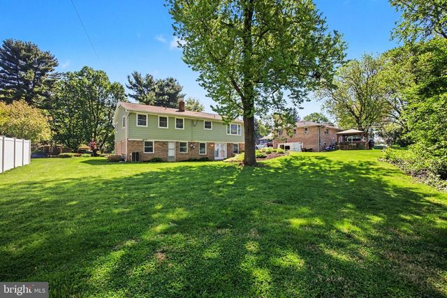 1811 AMITY DR, Lancaster, PA 17601