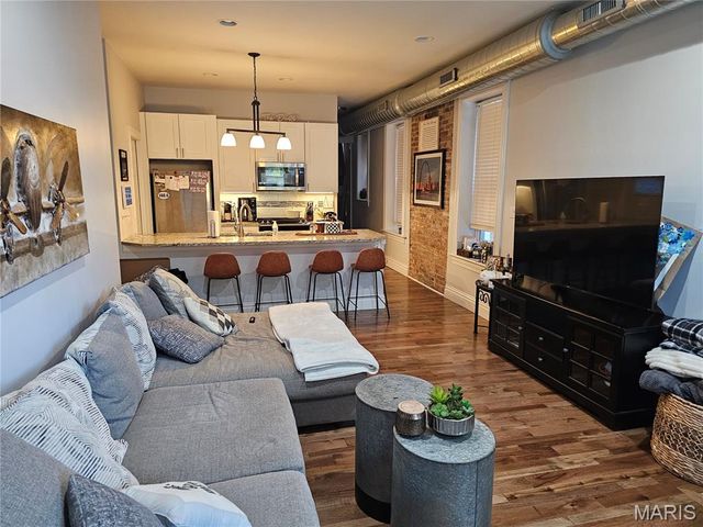 1832 Russell Boulevard, St Louis, MO 63104