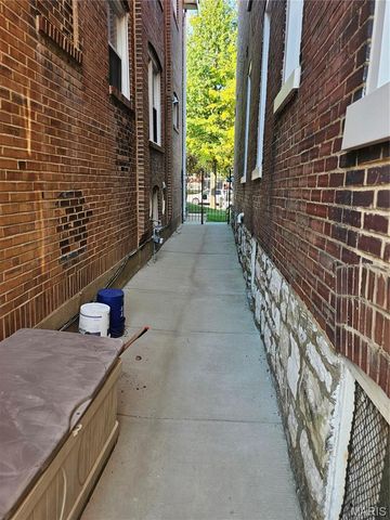 1832 Russell Boulevard, St Louis, MO 63104