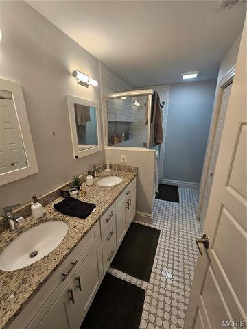 1832 Russell Boulevard, St Louis, MO 63104