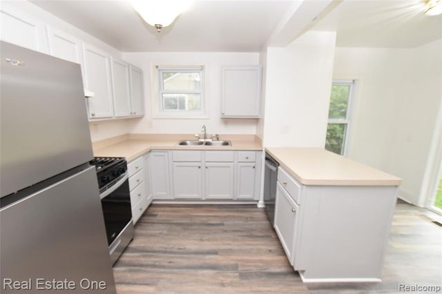 1565 Parkway Street, Waterford, MI 48328