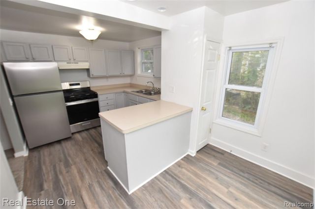 1565 Parkway Street, Waterford, MI 48328