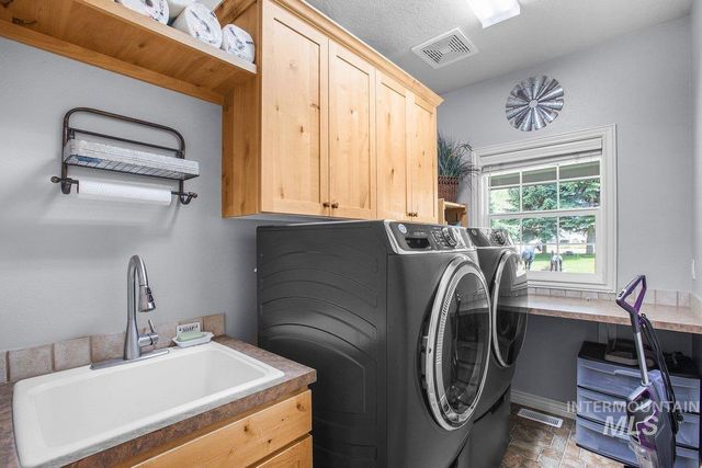 12195 S Hawk Haven Ave, Kuna, ID 83634