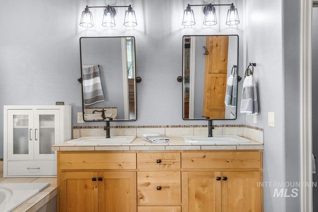 12195 S Hawk Haven Ave, Kuna, ID 83634