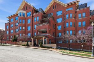 4900 Central #305 Street, Kansas City, MO 64112