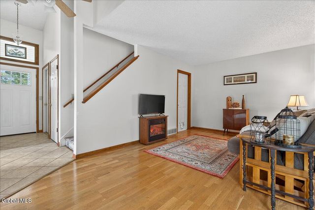 51 Cooks Court, Halfmoon, NY 12188