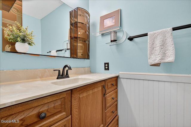 51 Cooks Court, Halfmoon, NY 12188