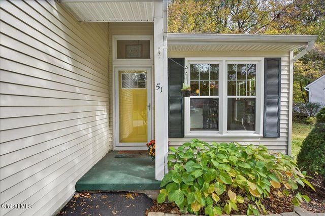 51 Cooks Court, Halfmoon, NY 12188