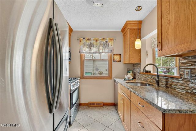 51 Cooks Court, Halfmoon, NY 12188