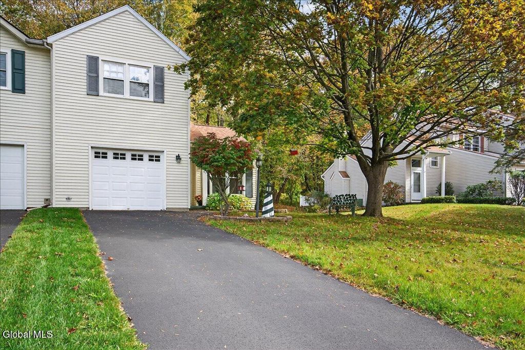 51 Cooks Court, Halfmoon, NY 12188