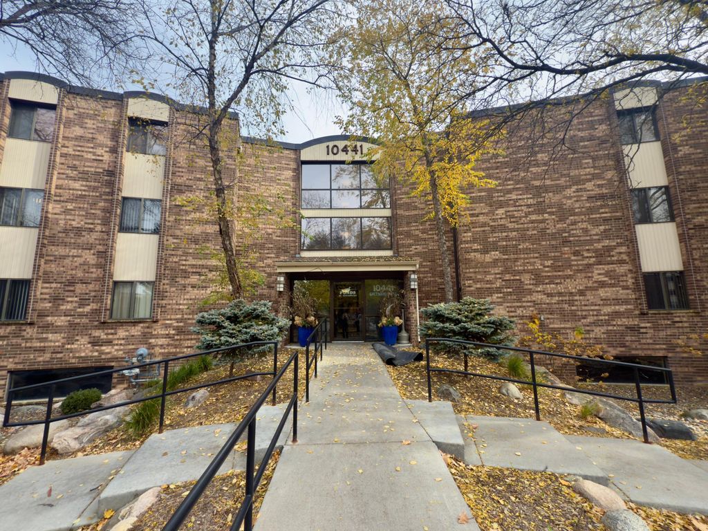 10441 Greenbrier Road 303, Minnetonka, MN 55305