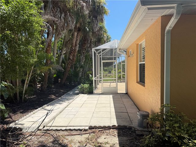 5005 E 1st Square SW, Vero Beach, FL 32968