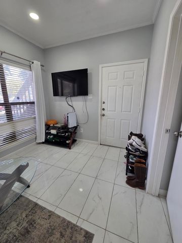 2714 Nueces ST 102, Austin, TX 78705
