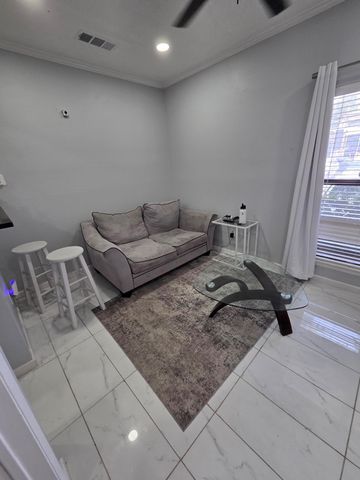 2714 Nueces ST 102, Austin, TX 78705