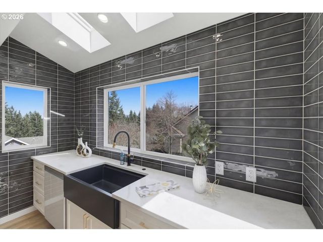 2455 W 29TH Ave, Eugene, OR 97405