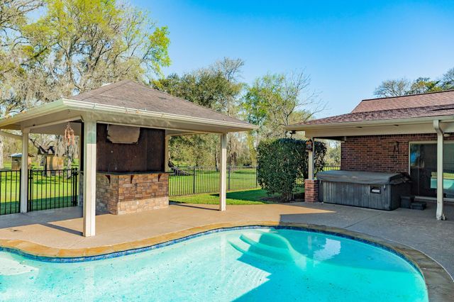 555 County Road 502a, Sweeny, TX 77480