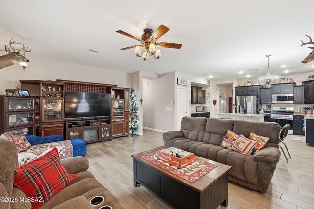 301 W Vista Monte Drive, Corona De Tucson, AZ 85641