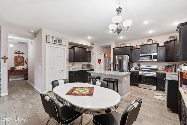 301 W Vista Monte Drive, Corona De Tucson, AZ 85641