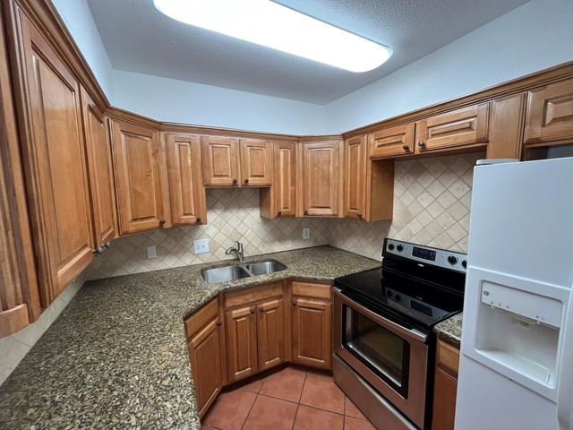 640 Harbor Drive, Azle, TX 76020