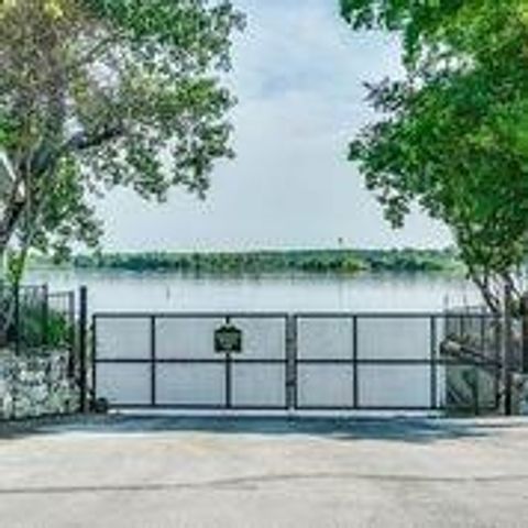 640 Harbor Drive, Azle, TX 76020