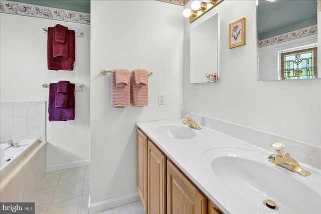8 NEWELL PL, Hopewell, NJ 08525