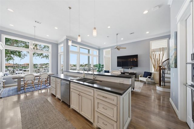 2174 Marina Way, Kemah, TX 77565