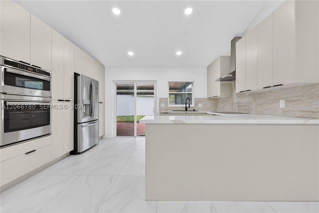 5560 SW 98th Way, Cooper City, FL 33328