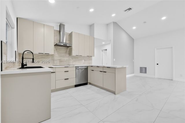 5560 SW 98th Way, Cooper City, FL 33328