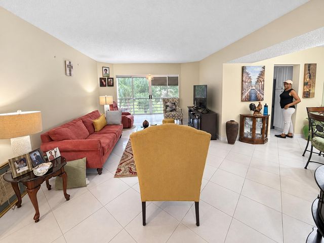 3810 VIA POINCIANA 303, Greenacres, FL 33467