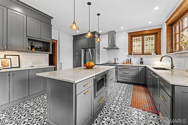 3661 Utah Place, St Louis, MO 63116