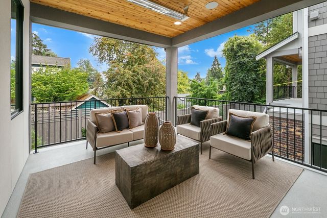 210 35th Avenue E, Seattle, WA 98112