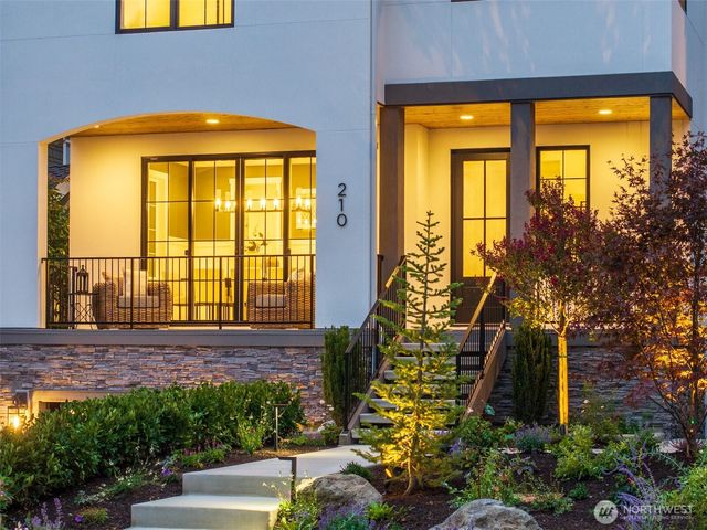 210 35th Avenue E, Seattle, WA 98112