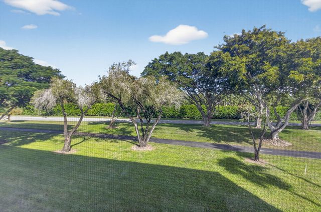 6935 Huntington Lane, Unit 207, Delray Beach, FL 33446