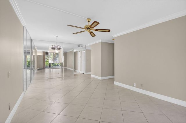 6935 Huntington Lane, Unit 207, Delray Beach, FL 33446